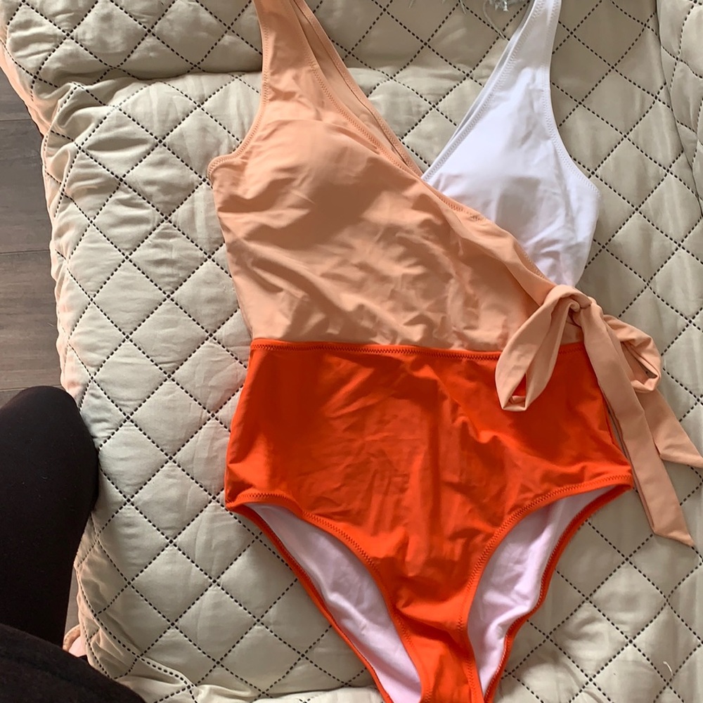 Cupshe colorblock bathing suit size Medium.